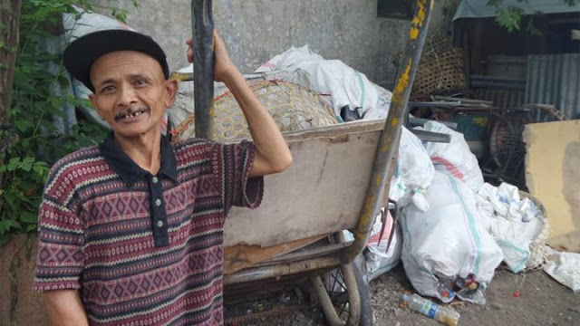 Pemungut Sampah Ini Kembalikan Uang Rp 20 Juta yang Ditemukannya