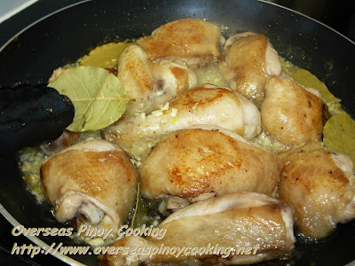 Add the bay leaves, coarsely ground black pepper and soy sauce, continue to cook for 2 to 3 minutes