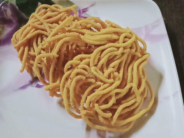 Crispy and tasty besan sev