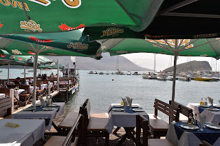 foto de barracas de praia de restaurantes e bares na praia central de Budva