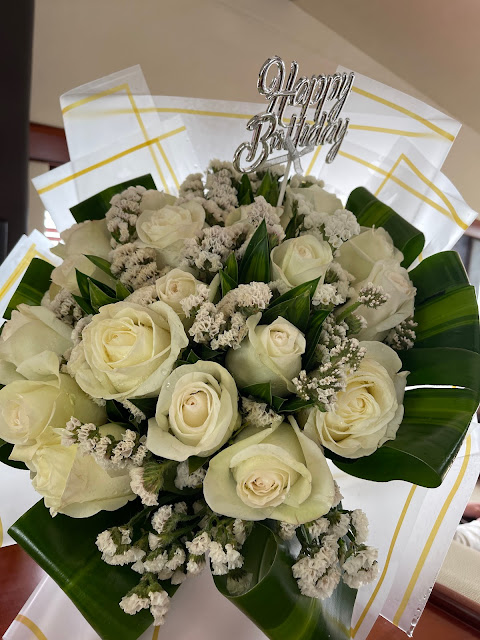 18 White Roses