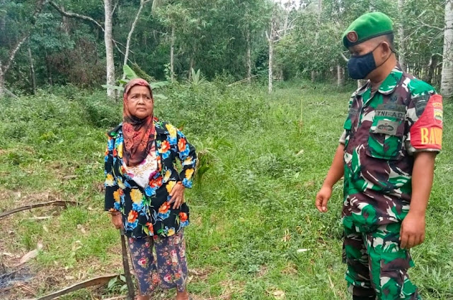 Komsos dengan Petani Durian, Babinsa Hermanto Himbau Agar Menerapkan Prokes