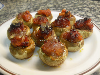 Champiñones rellenos de sobrasada con cebolla confitada.