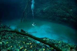 Sungai di Dasar Laut Cenote Angelita, Mexico