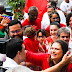 Candidata ao governo de Pernambuco, Marília Arraes é recebida sob aplausos durante votação