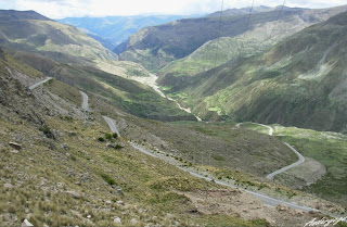 Gris oscuro: color de sombras que tapizan la inmensidad de los andes: no importa dónde te encuentres, el Apu (la montaña-Dios) te acompaña y está siempre cerca de ti. A mil, dos mil o cinco mil metros, las nubes, la carretera y el verdor se reúnen en un  paisaje de curvas cerradas e interminables... 17 horas de Lima a Cusco por tierra, ¿te animarías?