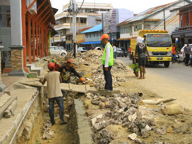 Pemkab MTB Bangun 2km Trotoar di Kota Saumlaki