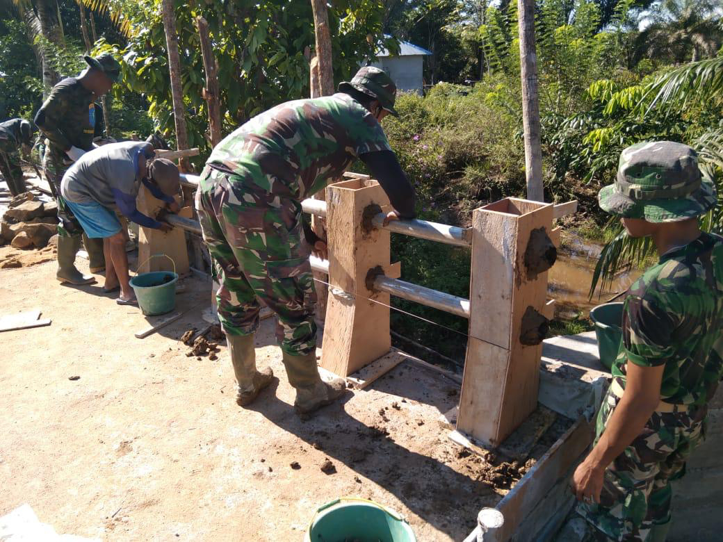 Demi Keamanan dan Kenyamanan Warga Bersama Satgas TMMD ke-111 Kodim 1202/Skw Buat Pagar Jembatan