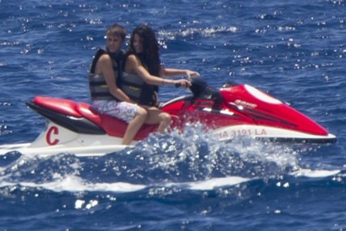 selena gomez and justin bieber in hawaii 2011. Justin Bieber amp; Selena