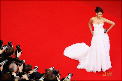 aishwarya rai's cleavage visible at cannes film festival 2009