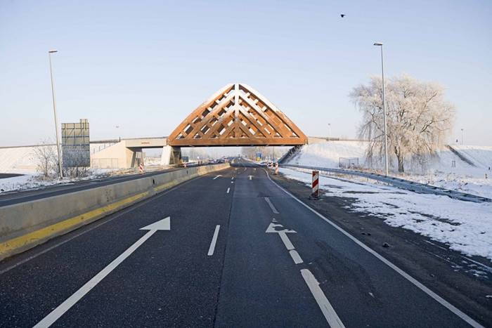 Commissioned by the Province of Friesland, Oak (Onix and Achterbosch Architecture) has developed a road bridge that connects 2 districts of Sneek on either side of the A7 motorway. The bridge was designed for a municipality that wished to establish a new city marker along the motorway. Framework The Department of Public Works, the user of the bridge, stated that it wished to use more wood in its constructions.