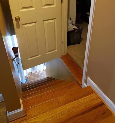 Porte qui donne dans l'escalier, attention à la marche !