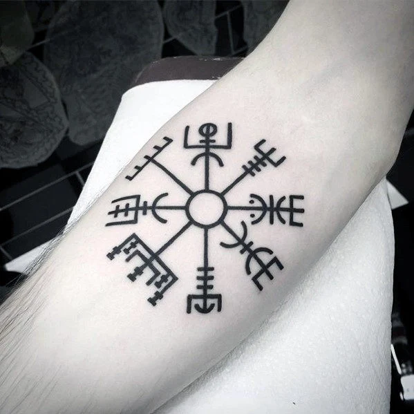 tatuaje de vegvisir vikingo