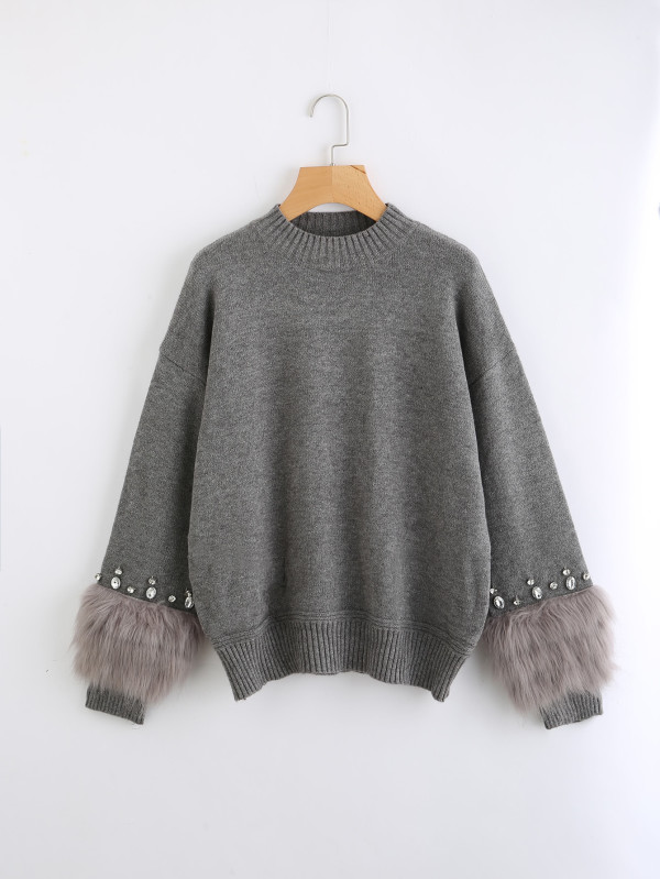 sweater gris con aplicaciones