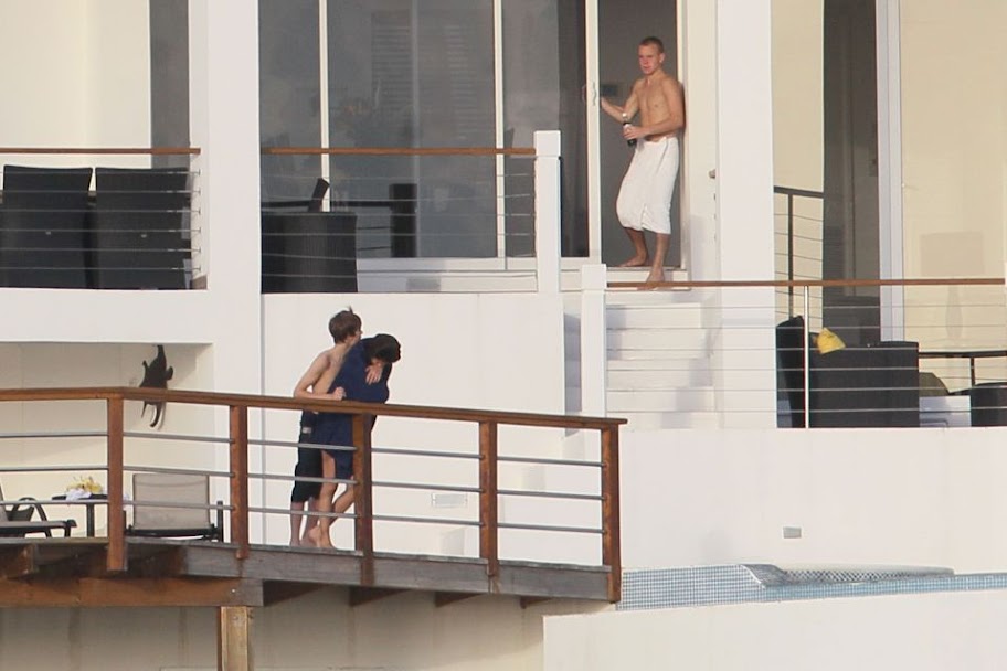 selena gomez and justin bieber kissing at beach. justinbieber selenagomez