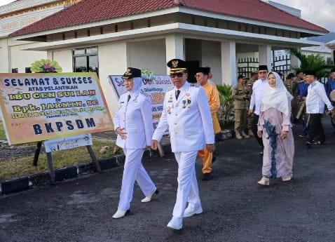 Bupati dan Wabup Natuna Disambut Pedang Pora Alumni IPDN dan Tradisi Adat Melayu