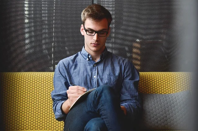 Gambar orang ganteng sedang menulis'