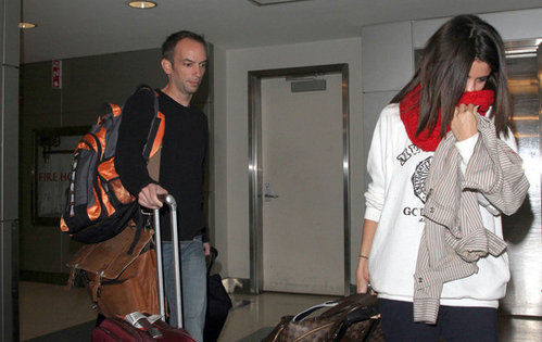 Selena G mez lleg ayer por la ma ana proveniente del aeropuerto de Los