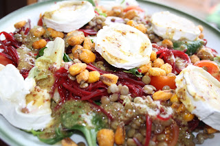 ensalada con lentejas, tomates y queso de cabra