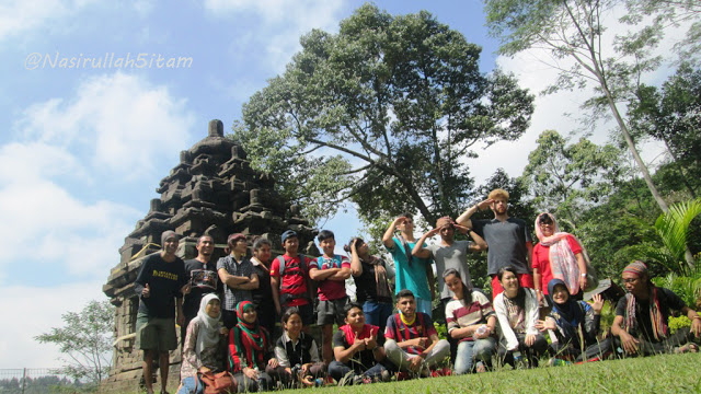 Foto bersama di halaman candi Selogriyo Magelang