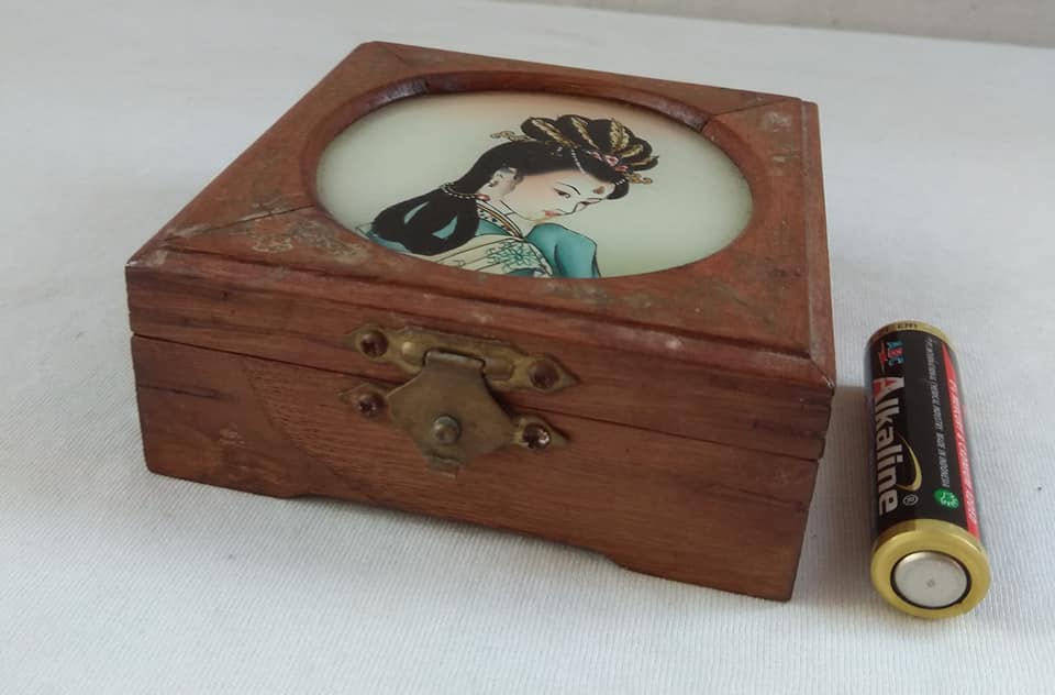 Pernik Unik Kotak  Perhiasan Kayu  Dengan Lukisan Kaca  