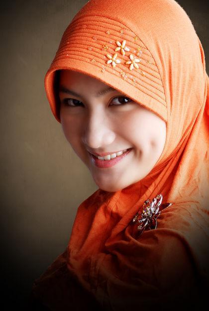 GAMBAR FOTO WANITA CANTIK BERJILBAB | GAMBAR CEWEK CANTIK MEMAKAI HIJAB 