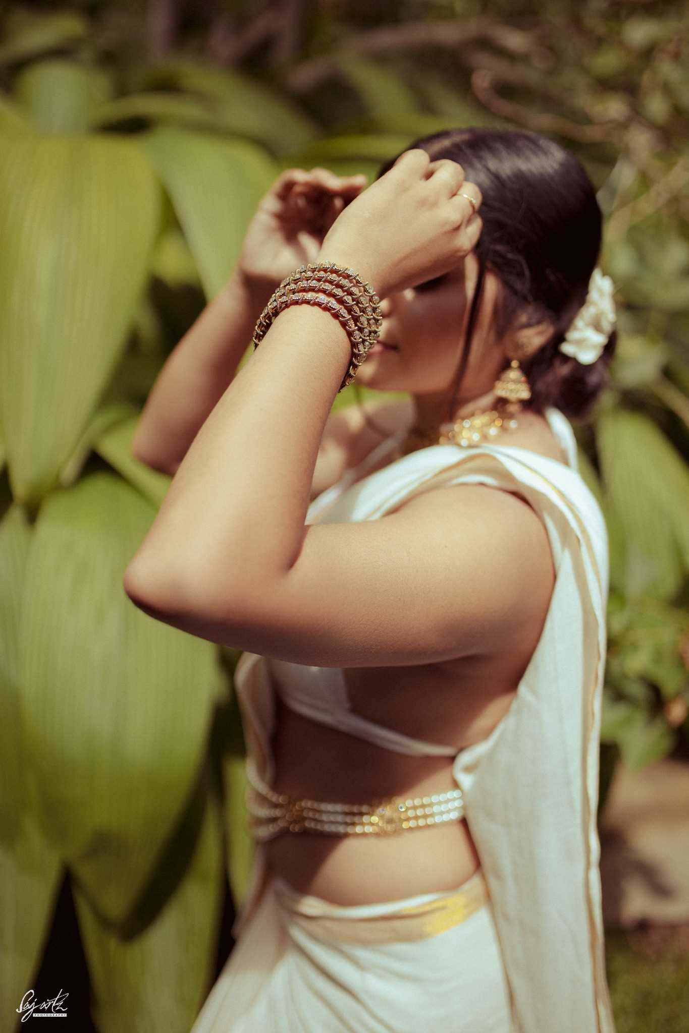 Anju Chandrasekara. Sri Lankan model Anju Chandrasekara. Anju Chandrasekara Instagram. hot half saree. Indian beauty girls. beautiful girls in saree