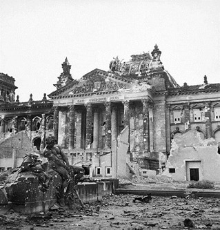 573px-Reichstag_after_the_allied_bombing_of_Berlin