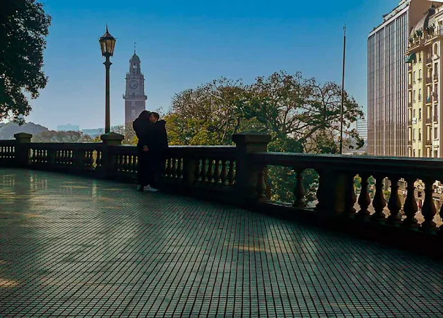 Pareja abrazada besandose con la Torre de los Ingleses de fondo