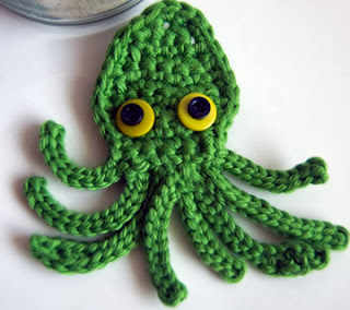 http://translate.googleusercontent.com/translate_c?depth=1&hl=es&rurl=translate.google.es&sl=auto&tl=es&u=http://www.mooglyblog.com/kraken-octopus-squid-applique-free-crochet-pattern/&usg=ALkJrhjEkHCnDyY_6ZpZWilcTb1eDFl1Nw