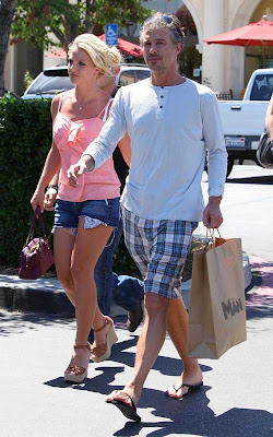 Britney Spear: Weekend Shopping with Her Boyfriend 