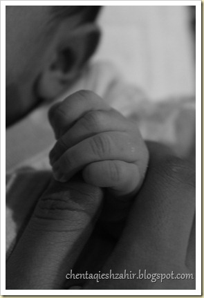 Baby_Mother_Bonding_Fingers3