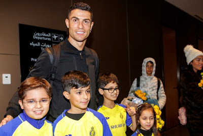 Bóng đá 4/1: Ronaldo ghi siêu phẩm cho Al Nassr