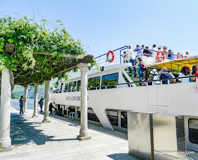 Embarque no cais turístico de Peso da Régua para o passeio pelo Rio Douro