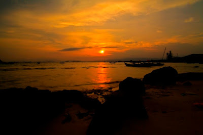 Eksotisme sunset di Pantai Pasir Putih Lampung