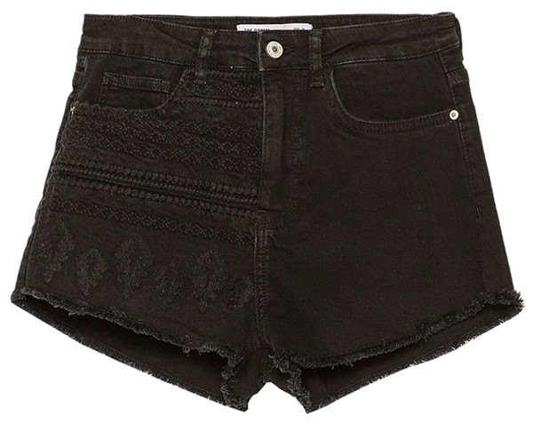 Model celana pendek denim dari Zara ($50) Model celana pendek denim dari Zara ($50)