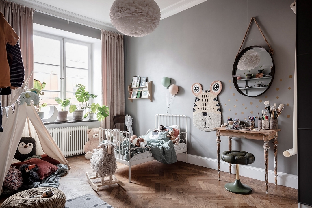 UN BUREAU DANS LA CHAMBRE D'ENFANT