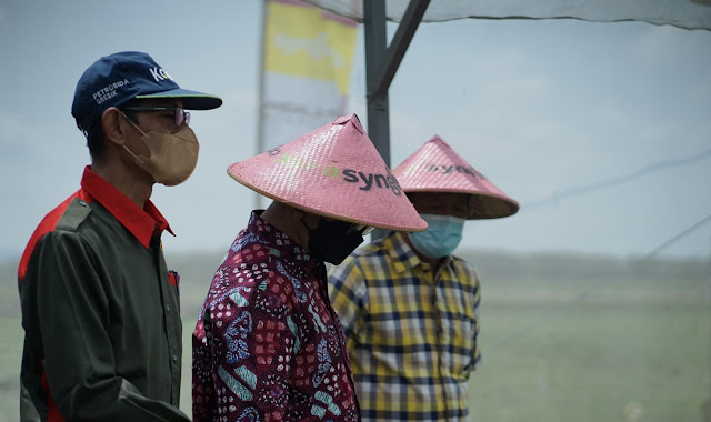 Sekda Nganjuk Mokhamad Yasin (tengah) mendampingi Bupati Soppeng Andi Kaswadi Razak (kanan) dalam kunjungan studi tiru pengembangan bawang merah di Desa Pandean, Kecamatan Gondang, Nganjuk, Sabtu (16/04/2022)