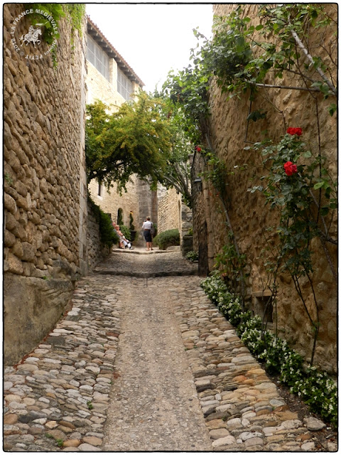 LACOSTE (84) - Village médiéval et château-fort