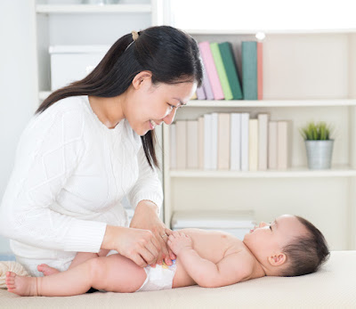 Cách chăm sóc và nuôi dưỡng trẻ trong thời kỳ bú mẹ 