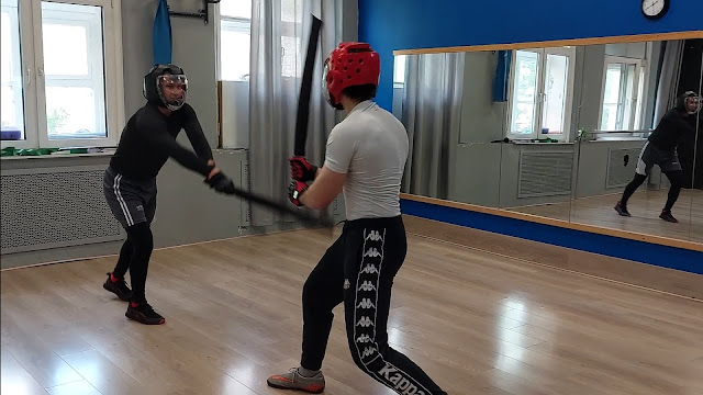 Спарринг на длинных мечах чанбара катана в школе японского фехтования Katana Club