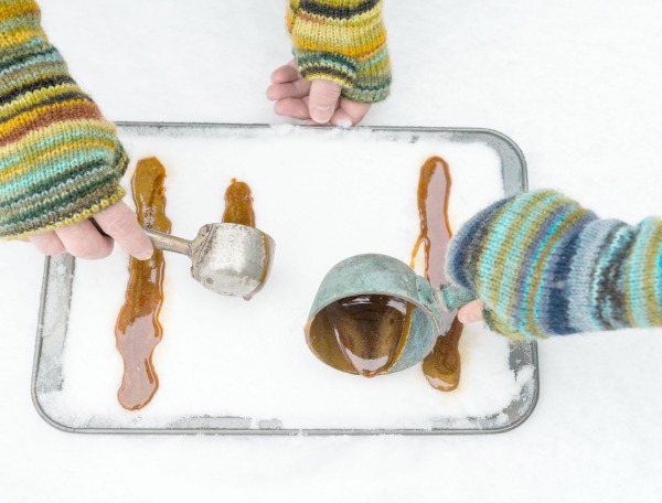 FUN KID PROJECT: Make snow candy! #snowcandy #snowplay #snowcandyrecipes #snowcandyrecipeskids #snowplayideas #snowplayideas #howtomakesnowcandy