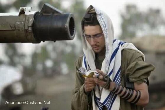 Soldado israelí leyendo la Torá