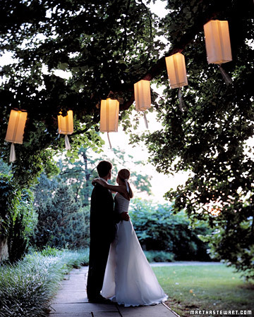 Nothing fits more perfectly with a summer wedding than paper lanterns