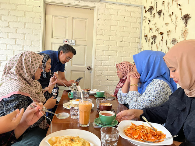 Makan Petang Di Fifty Trees Bersama Geng Bas Sekolah