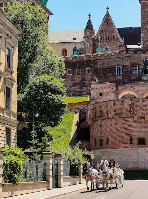 Discover the top things to do in Krakow, Poland. From exploring the historic Old Town to visiting Wawel Castle and Auschwitz-Birkenau, this guide provides a comprehensive list of activities and attractions for a memorable Krakow experience.