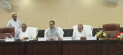 UP विधान परिषद की चंदौली जिले की प्राकृतिक आपदा प्रबंधन जांच समिति की बैठक वाराणसी सर्किट हाउस में आयोजित