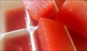 مكعبات الطماطم المثلجة للوجه