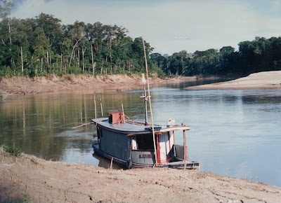 Ein Bild meines Arbeitsplatzes als Pfarrer von „Perpetuo Socorro“ in Feijó-Acre-Brasilien 1984 bis 1991, hier mein Boot für die traditionelle Flußdesobriga durch die Wälder Amazoniens. Es waren ca 400 km auf dem Amazonas zu bewältigen. Foto: Feijo am 2. August 1990