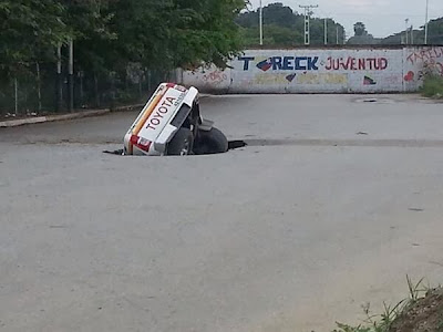 Una patrulla es tragada por la calle